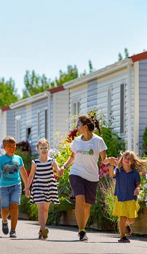 Camping Amfora - Tout pour les enfants - Les animateurs et les enfants dans les allées arborées du camping