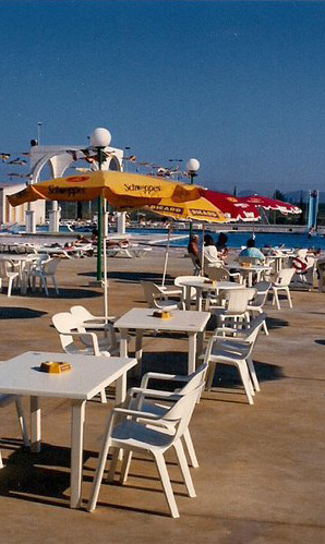 Càmping Amfora - Història del càmping - Terrassa prop de la piscina en els anys 1980