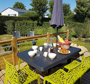 Camping Le Ridin Le Crotoy , Cottage, Les Cygnes, Premium, terrasse, table et chaises de jardin