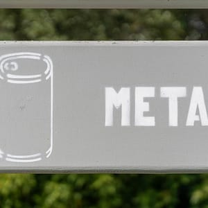 Beauregard Plage Campsite - Recycling House - Metals Bin Sign