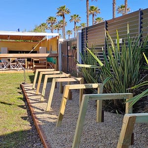 Camping Beauregard Plage - Cabane Etape - Vue des emplacements et des arceaux pour attacher votre vélo