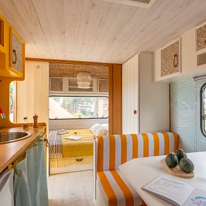 Camping Beauregard Plage - Caravan Happy Days - Keuken en zicht op tweepersoonsbed