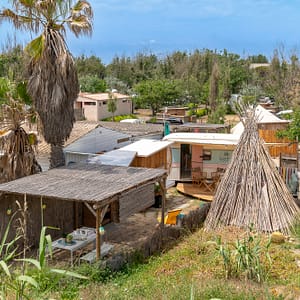 Camping Beauregard Plage - Caravane Surf - La caravane et son grand espace extérieur