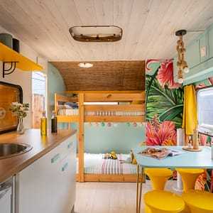 Camping Beauregard Plage - Caravane Surf - Vue du séjour et des lits superposés