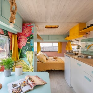 Camping Beauregard Plage - Caravane Surf - Vue du séjour et de la chambre