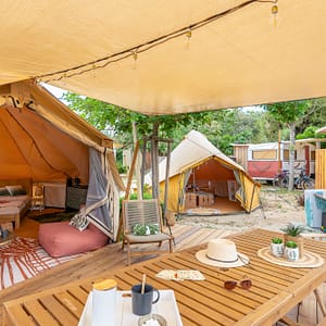 Camping Beauregard Plage - Duo Tenten Dunes - uitzicht op de 2 tenten en het terras