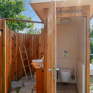 Camping Beauregard Plage - Staanplaats camping caban O Spa - Zicht op de sanitaire voorzieningen, wastafel en toiletten
