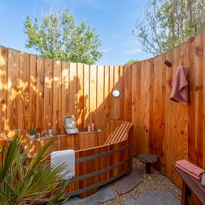 Camping Beauregard Plage - Staanplaats caban O Spa - Buitenbad
