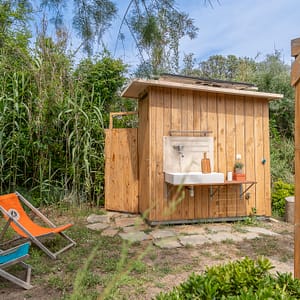 Campingplatz Beauregard Plage -  Stellplatz „Luxe Caban O“ - private Sanitäranlage