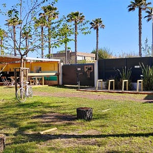 Camping Beauregard Plage - Emplacement partagé pour cyclistes - Vue des infrastructures partagées avec les emplacements