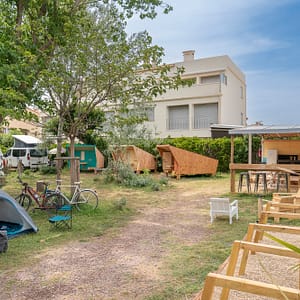 Camping Beauregard Plage - Emplacement partagé pour cyclistes - Vue des emplacements et des arceaux pour attacher votre vélo