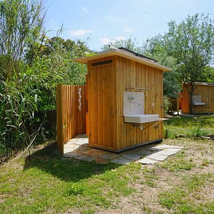 Camping Beauregard Plage - Staanplaats premium caban O - Zicht op de staanplaats en de eigen sanitaire voorzieningen