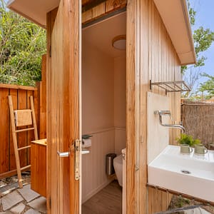 Camping Beauregard Plage - Staanplaats premium caban O - Sanitaire voorzieningen met buitendouche, toiletten, wastafel en wasbak