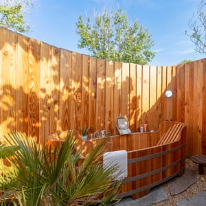Camping Beauregard Plage - Emplacement camping caban O Spa - Baignoire ext&eacute;rieure