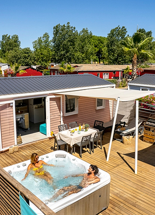 Camping Californie Plage - Galerie photo - Vue aérienne d\'un mobil-home avec grande terrasse et spa privatif