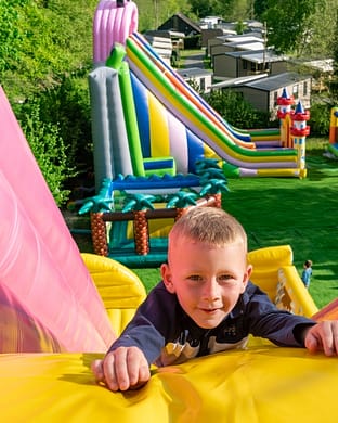 Leikkialue, jossa on pomppulinnoja - Camping Country Park Crécy-la-Chapelle