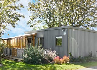 Camping Les Mouettes - Hébergements - Cottage Classic 4 fleurs, 6 personnes, 3 chambres, 1 salle de bain - extérieur