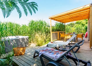 Les Mouettes campsite - Accommodation - Natura Premium Cottage with spa, 5 persons, 2 bedrooms, 2 bathrooms - terrace with garden furniture set and hot tub