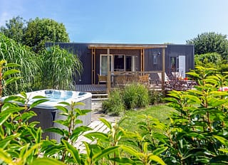 Camping Les Mouettes - Accommodaties - Cottage Natura Premium met spa, 6 personen, 3 slaapkamers, 2 badkamers - terras met spa
