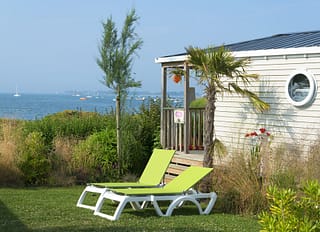 Les Mouettes campsite - Accommodation - Caraibes Cottage - sunloungers with a sea view