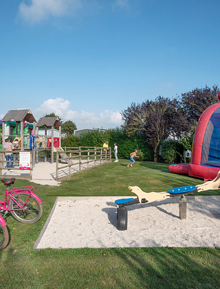 Camping Le Ridin Le Crotoy, aire de jeux pour enfants avec château gonflable ©Nicolas Bryant
