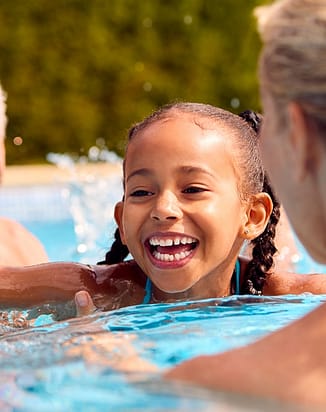 Abuelos jugando en la piscina con su nieta - Camping Country Park Crécy-la-Chapelle