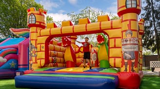 אזור משחקים עם טירות מתנפחות - Camping Country Park Crécy-la-Chapelle