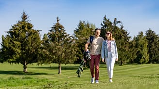 שני שחקני גולף מול בית חווה ישן - Golf Crécy-la-Chapelle - Domaine de Crecy