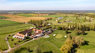 שני שחקני גולף מול בית חווה ישן - Golf Crécy-la-Chapelle - Domaine de Crecy
