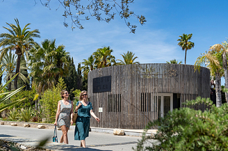 Frauen, die aus dem Wellnessbereich kommen - Campingplatz Fréjus Ecolodge L‘Etoile d\'Argens