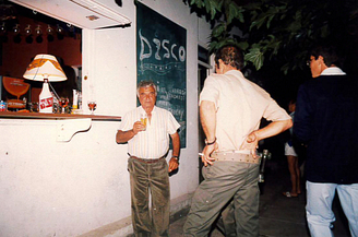 Vieilles photos d\'archive, Hommes qui prennent l\'apéro au bar du camping - Camping Fréjus Ecolodge L\'Etoile d\'Argens