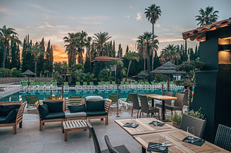 Terrasse des Restaurants „L‘Olivier“ am Pool - Campingplatz Fréjus Ecolodge L‘Etoile d\'Argens
