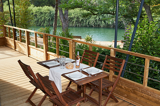 Terrasse d\'un Lodge Kabane sur pilotis - Camping Fréjus Ecolodge L\'Etoile d\'Argens