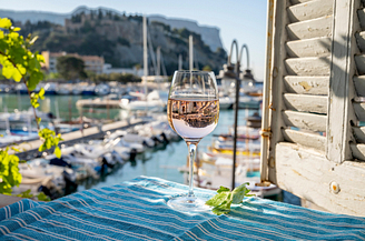 Roséwijn uit de Provence geserveerd op een terras met uitzicht op de oude vissershaven - Camping Fréjus Ecolodge L\'Etoile d\'Argens
