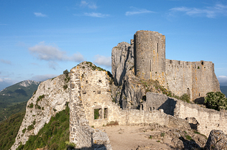 Castillo Peyrepertuse al amanecer Languedoc Francia