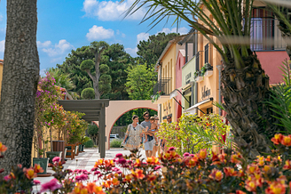 Le Brasilia campsite, services, family walking in the place du village esplanade