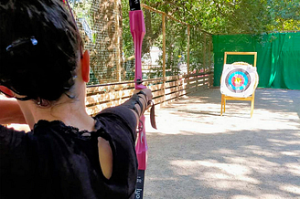 Camping Le Bois de Valmarie - Jeune femme pratiquant le tir à l\'arc