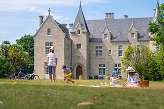 Manoir de Kerlut - Famille qui piquenique 