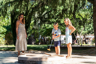 Camping la Sirène - Activités et animations - Famille au mini-golf