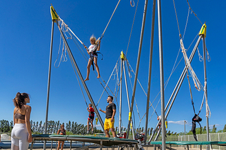 Camping la Sirène - Activités et animations - Enfants faisant du saut à l\'élastique