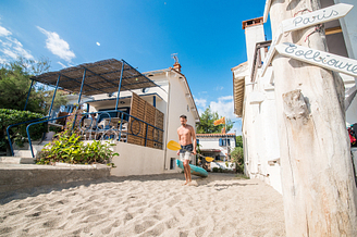 Homme avec son kayac dans le quartier du Racou ©Shutterstock