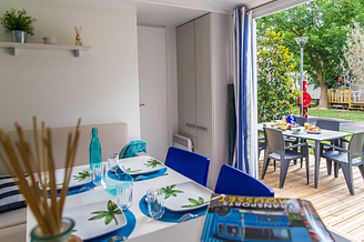 Camping la Sirène - Accommodaties - Sirène 2 - 4 personen - 2 slaapkamers - Keuken en terras