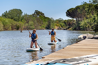 Couple paddle-boarding at the nautical base - Ecolodge L\'Etoile d\'Argens Campsite in Fréjus