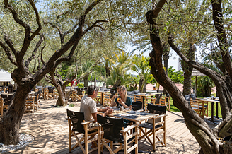 Couple enjoying lunch on the terrace at “L’Olivier” restaurant - Ecolodge L\'Etoile d\'Argens Campsite in Fréjus