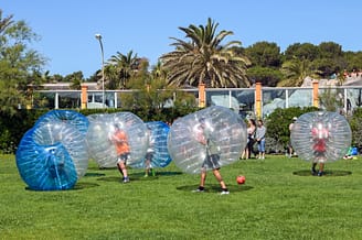 Camping Le Brasilia, actividades, niños y adolescentes jugando a Bubble Bump