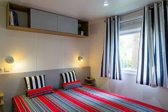 Camping la Sirène - Hébergements - Sirène 2 Confort - 4 personnes - 2 chambres - Chambre parentale