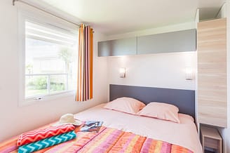 Les Mouettes campsite - Accommodation - Caraïbes les Iles Cottage with sea view, 4 flowers, 4 persons, 2 bedrooms, 1 bathroom - master bedroom with 1 double bed