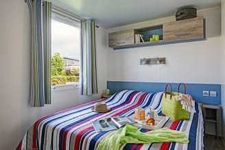 Campingplatz Les Mouettes - Mietunterkünfte - Cottage Caraïbes Vanille  mit Meeresblick, 4 Blumen, 4 Personen, 2 Schlafzimmer, 1 Badezimmer - Elternschlafzimmer mit 1 Doppelbett