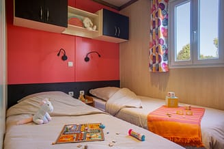Camping Les Mouettes - Accommodaties - Chalet Canopia Premium, 6 personen, 3 slaapkamers, 1 badkamer - terras met tuinmeubelen