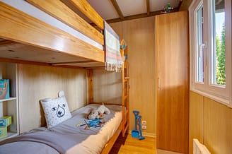 Camping Les Mouettes - Accommodaties - Chalet Canopia Premium, 6 personen, 3 slaapkamers, 1 badkamer - kinderkamer met 2 stapelbedden